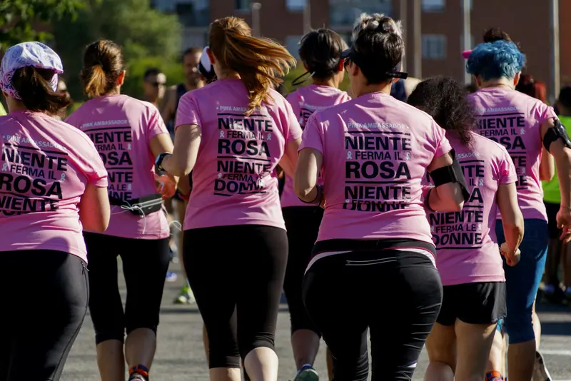 Marche solidaire en t-shirts roses