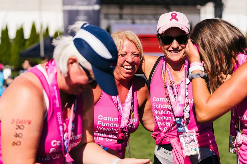 Participantes souriantes en rose