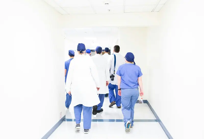 Soignants dans un couloir