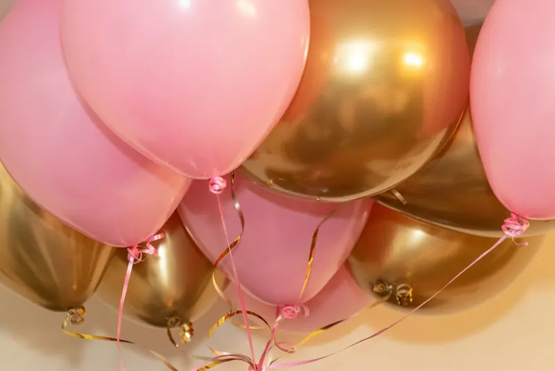 Ballons roses et dorés