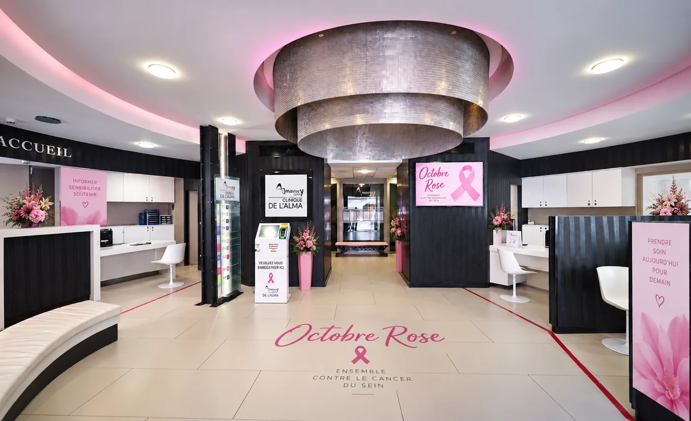 Le même hall paré de rose pendant Octobre Rose